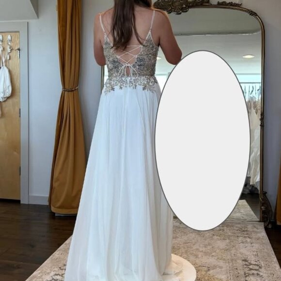 Beautiful Beaded Wedding Dress Size 0-4 - Picture 4 of 4